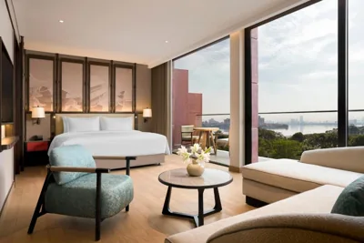 Junior Suite con Balcone 1 King — Dusit Le Palais Tu Hoa Hanoi